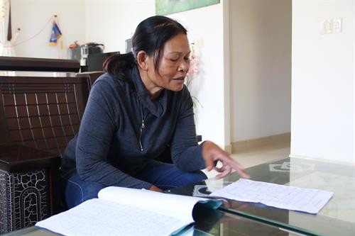 Bà Mabio dày công biên soạn lại những bài nhạc truyền thống để dạy lại cho thế hệ trẻ Bà Mabio dày công biên soạn lại những bài nhạc truyền thống để dạy lại cho thế hệ trẻ