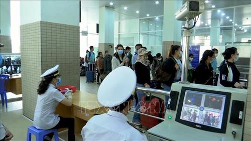 Lực lượng kiểm dịch y tế quốc tế đo thân nhiệt hành khách nhập cảnh tại Cửa khẩu quốc tế Mộc Bài. Ảnh: Thanh Tân/TTXVN Lực lượng kiểm dịch y tế quốc tế đo thân nhiệt hành khách nhập cảnh tại Cửa khẩu quốc tế Mộc Bài. Ảnh: Thanh Tân/TTXVN