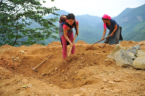 Để làm được một ngôi nhà vững chãi, bền lâu thì người Mông luôn tỉ mẩn trong giai đoạn làm móng nhà. Trước tiên, họ chọn loại đá núi bằng phẳng đem về đặt móng nhà. Móng nhà được đào sâu khoảng 1m rồi kè bằng đá kết hợp với chất kết dính là đất trộn nhuyễn lên cao hơn mặt sân khoảng hai gang tay.