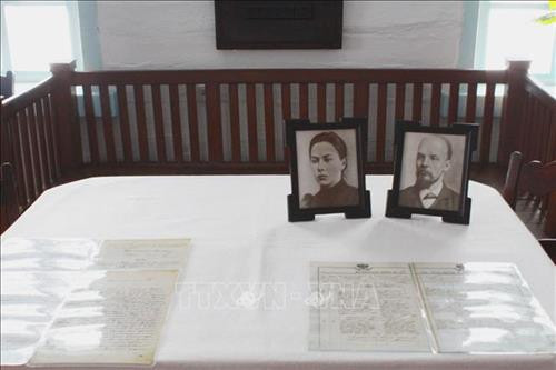 Ảnh Lenin và vợ được đặt trên bàn ở phòng khách. Ảnh: Trần Hiếu - Pv TTXVN tại LB Nga Ảnh Lenin và vợ được đặt trên bàn ở phòng khách. Ảnh: Trần Hiếu - Pv TTXVN tại LB Nga