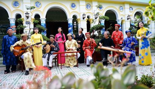 Nhã nhạc cung đình Huế - gia đình 4 đời của nghệ nhân ưu tú Lữ Hữu Thi 103 tuổi đang biểu diễn cùng với con, cháu, chắt tại nhà riêng Các thế hệ biểu diễn ở lễ hội đường phố tại liên hoan nghệ thuật dân gian Tây Nguyên lần thứ 3 năm 2016. Các liền anh liền chị đang biểu diễn quan họ nhân dịp Tết năm 2016 phục vụ cho các du khách thập phương về dự. Các thành viên CLB ca trù Thái Hà đang biểu diễn tại đền Quán Thánh. Ông Hiệu Cờ (Nguyễn Văn Sơn, sinh năm 1999) – tượng trưng cho Thánh Gióng biểu diễn đánh trận cuối cùng tại bãi cờ Soi Bia. CLB hát xoan làng cổ đình Hùng Lô, xã Hùng Lô, Phú Thọ đang biểu diễn phục vụ cho du khách nước ngoài tới nghe hát xoan. Lễ rước kiệu truyền thống và biểu diễn múa lân tại sân trung tâm trong lễ hội Đền Hùng nhân dịp giỗ tổ Hùng Vương. Đờn ca tài tử Nam Bộ luôn sống mãi với thời gian. Trong ảnh là các nghệ nhân tỉnh Long An đang biểu diễn phục vụ người dân địa phương. Các thành viên dân ca ví giặm phường nón xã Phù Việt huyện Thạch Hà tỉnh Hà Tĩnh vừa làm nón vừa hát giao duyên với bài “thử long chung thủy”. Các vận động viên môn kéo song đang tập trung cao độ khi thi đấu quyết giành phần thắng về đội của minh. Thực hành tín ngưỡng thờ Mẫu