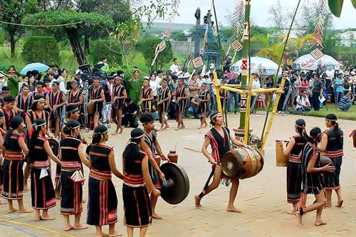 Rơ Châm H'Mút - Người giữ hồn chiêng Jrai ảnh 11 Rơ Châm H'Mút - Người giữ hồn chiêng Jrai ảnh 11