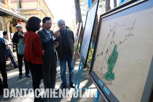 Festival hoa Đà Lạt lần thứ 8 năm 2019 có chủ đề "Đà Lạt và Hoa” với nhiều hoạt động nhằm tôn vinh giá trị của hoa, thương hiệu du lịch Đà Lạt - Lâm Đồng thu hút du khách trong nước và quốc tế đến với thành phố ngàn hoa. Ảnh: Nhật Anh Tuần văn hóa trà và tơ lụa Bảo Lộc - Lâm Đồng năm 2019 với chủ đề “Lung linh đêm hội B’lao” khai mạc tại Quảng trường 28/3, thành phố Bảo Lộc (Lâm Đồng). Ảnh: Đặng Tuấn Nằm trong khuôn khổ Festival hoa Đà Lạt năm 2019, tại Trường cao đẳng sư phạm Đà Lạt, tỉnh Lâm Đồng tổ chức tọa đàm “Hướng đến xây dựng thành phố Đà Lạt trở thành đô thị di sản”. Trong ảnh: Các đại biểu tham khảo kiến trúc thời Pháp thuộc. Ảnh: Chu Quốc Hùng Tiết mục nghệ thuật chào mừng thành công của Festival hoa Đà Lạt lần thứ 8 - 2019 tại Quảng trường Lâm Viên, thành phố Đà Lạt (Lâm Đồng). Ảnh: Nhật Anh Festival hoa Đà Lạt lần thứ 8 năm 2019 có chủ đề "Đà Lạt và Hoa” với nhiều hoạt động nhằm tôn vinh giá trị của hoa, thương hiệu du lịch Đà Lạt - Lâm Đồng thu hút du khách trong nước và quốc tế đến với thành phố ngàn hoa. Ảnh: Nhật Anh Tuần văn hóa trà và tơ lụa Bảo Lộc - Lâm Đồng năm 2019 với chủ đề “Lung linh đêm hội B’lao” khai mạc tại Quảng trường 28/3, thành phố Bảo Lộc (Lâm Đồng). Ảnh: Đặng Tuấn Nằm trong khuôn khổ Festival hoa Đà Lạt năm 2019, tại Trường cao đẳng sư phạm Đà Lạt, tỉnh Lâm Đồng tổ chức tọa đàm “Hướng đến xây dựng thành phố Đà Lạt trở thành đô thị di sản”. Trong ảnh: Các đại biểu tham khảo kiến trúc thời Pháp thuộc. Ảnh: Chu Quốc Hùng Tiết mục nghệ thuật chào mừng thành công của Festival hoa Đà Lạt lần thứ 8 - 2019 tại Quảng trường Lâm Viên, thành phố Đà Lạt (Lâm Đồng). Ảnh: Nhật Anh