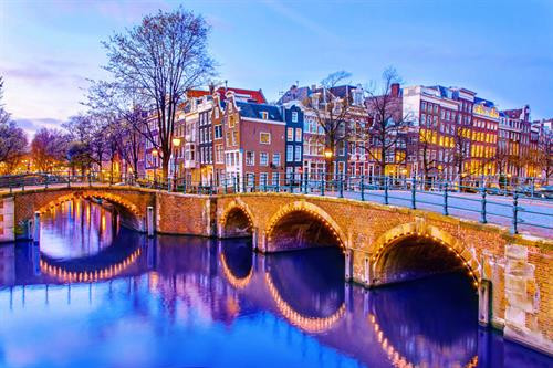 Tallinn, Estonia: Tallinn hấp dẫn du khách bằng những con phố lát đá cuội uốn lượn cùng nhiều công trình cổ. Đặc biệt, trong mùa đông, khi tuyết rơi, khách du lịch đến thành phố có cảm giác như bước vào thế giới cổ tích. Tại đây, du khách có thể ghé thăm hơn 20 tòa tháp cổ tích và Song Festival Grounds. Bên cạnh đó, từ giữa tháng 11 đến đầu tháng 1, du khách có thể khám phá khu chợ Giáng sinh tại quảng trường Town Hall Square. Ảnh: Dimbar76/Shutterstock. Copenhagen, Đan Mạch: Những tòa nhà đầy màu sắc cùng hệ thống kênh rạch và đường phố rải sỏi góp phần tạo nên một kỳ nghỉ mùa đông lý tưởng tại Copenhagen. Nơi đây có Tivoli, một trong những công viên giải trí lâu đời nhất thế giới với nhiều trải nghiệm thú vị. Bên cạnh đó, thành phố còn có hấp dẫn du khách với nhiều quán cà phê nổi tiếng như Hviids Vinstue 300 năm tuổi hay những ly rượu vang glögg huyền thoại. Ảnh: MikhailMarkovskiy/Shutterstock. Saariselkä, Lapland, Phần Lan: Lapland vốn được coi là quê hương của ông già Noel và luôn là điểm đến hấp dẫn trong mùa đông. Tại Saariselkä, ngôi làng nhỏ nằm ở trung tâm của Lapland, du khách được trải nghiệm những chuyến xe trượt tuyết chó kéo chạy qua những mặt hồ đóng băng hay ghé thăm những khu vực hoang dã và ngắm nhìn các loài động vật. Ngoài ra, trong một số hành trình đặc biệt, khách du lịch còn có cơ hội được trải nghiệm hoạt động câu cá trên băng. Ảnh: BlueOrangeStudio/Shutterstock. Bruges, Bỉ: Thành phố Bruges nổi tiếng với hệ thống kênh đào đẹp như tranh vẽ, đường phố lát đá cùng hơn 40 cửa hàng chocolate. Không chỉ vậy, đến Bruges du khách còn có thể ghé thăm tháp chuông cổ nằm ở trung tâm thành phố và leo lên 366 bậc thang của tháp để ngắm nhìn đường chân trời mờ sương cùng những tòa nhà màu phấn trắng. Bên cạnh đó, thành phố còn là nơi tổ chức Liên hoan điêu khắc đá với cung điện bằng đá rộng lớn cùng với những tác phẩm ngoạn mục là hình nhân vật Disney được yêu thích. Ảnh: Groupon. Amsterdam, Hà Lan: Vào tháng 12, những dòng kênh của Amsterdam trở thành một phòng trưng bày nghệ thuật lấp lánh với Lễ hội ánh sáng được diễn ra hàng năm. Vào thời gian này, du khách có thể ngồi trên thuyền và ngắm nhìn những tác phẩm điêu khắc cùng những ánh đèn LED rực rỡ ở khắp nơi, sau đó, dừng lại tại một gian hàng đường phố và khám phá ẩm thực nơi đây. Ngoài ra, khách du lịch còn có thể tham quan lâu đài và chiêm ngưỡng cây thông Noel khổng lồ. Ảnh: Tripmonk. St Petersburg, Nga: Vào mùa đông, tuyết phủ trắng trên những cây cầu lịch sử và cung điện lộng lẫy của St Petersburg. Nhiều thời điểm trong mùa đông, nhiệt độ tại thành phố có thể dưới mức 0 độ C càng khiến cảnh quan trở nên huyền ảo hơn. Khách du lịch đến St Pertersburg có thể ghé thăm nhà thờ Isaac với mái vòm màu vàng nổi tiếng, đến bảo tàng Hermitage có bộ sưu tập nghệ thuật ngoạn mục hoặc trượt băng tại công viên Victory hay xem người dân địa phương đánh cá đánh trên Sông Neva. Ảnh: Dimbar76/Shutterstock. Sibiu, Romania: Nằm giữa khung cảnh của dãy núi Făgăraş phủ tuyết trắng, thành phố Sibiu giống như một mê cung với đường phố nhỏ hẹp và tường thành phố cao chót vót. Những trải nghiệm nổi bật khi du khách đến Sibiu có thể kể đến như ghé thăm cây cầu Lies nổi tiếng, chiêm ngưỡng tán cây lấp lánh ánh đèn ở quảng trường chính hay xem The Nutcracker tại nhà hát Ballet Sibiu. Ảnh: Emperorcosar/Shutterstock. Edinburgh, Scotland: Ghé thăm thành phố lịch sử Edinburgh trong mùa đông, du khách được chiêm ngưỡng sân băng cùng lâu đài Edinburgh tuyệt đẹp, thưởng thức những ly rượu whisky ấm áp hay đi bộ trên tuyến đường Royal Mile nổi tiếng. Ngoài ra, du khách còn có cơ hội tham gia lễ hội Hogmanay chào đón năm mới sôi động với các buổi hòa nhạc náo nhiệt cùng những màn pháo hoa và rước đuốc rực rỡ. Ảnh: ScenicShutterbug/Shutterstock. Vườn quốc gia Vatnajökull, Iceland: Iceland là điểm đến hàng đầu cho những chuyến phiêu lưu mùa đông, trong đó, nổi bật nhất là các hang động băng ở vườn quốc gia Vatnajökull. Những hang động băng được hình thành trong mùa đông ở đây thu hút không ít du khách từ khắp nơi trên thế giới. Tuy nhiên, những chuyến tham quan này luôn cần hướng dẫn viên vì những hang động có thể sụp đổ bất cứ lúc nào. Sau một buổi sáng khám phá hang động băng, du khách có thể đến Hoffell Hot Tubs và nghỉ ngơi tại một trong 5 hồ bơi có không gian cảnh quan ngoạn mục tại đây. Ảnh: AnnaOm/Shutterstock. Vienna, nước Áo: Với cung điện hoàng gia, những khu chợ Giáng sinh quyến rũ và văn hóa cà phê hấp dẫn, Vienna là thành phố thu hút không ít du khách trong mùa đông. Đây cũng là nơi phát minh ra những quả cầu tuyết vào những năm 1900. Đến Vienna, du khách được ngắm nhìn ánh đèn lấp lánh của từ bánh xe Ferris khổng lồ, thưởng thức những ly chocolate nóng tại một trong những quán cà phê trang nhã sau đó ghé thăm bảo tàng cầu tuyết. Ảnh: DiyanaDimitrova/Shutterstock. Prague, Cộng hòa Séc: Phố cổ lấp lánh ánh sáng, những mái nhà màu đỏ tuyết phủ, khu chợ giáng sinh nhộn nhịp hay ẩm thực phong phú là những yếu tố thu hút du khách đến Prague trong mùa đông. Bên cạnh đó, du khách đến Prague còn có thể tham gia một chuyến đi trong ngày tới vườn quốc gia České Švýcarsko, còn được gọi là Thụy Sĩ của Séc, ngắm nhìn các sườn núi cùng những ngọn đồi phủ đầy tuyết hay ghé thăm cây cầu đá gỗ khổng lồ Pravčická brána. Ảnh: Feelgoodstudio/Shutterstock.