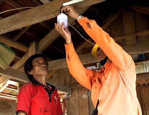 Lắp đặt đường dây, bóng đèn miễn phí cho người dân. Ảnh: Phước Ngọc-TTXVN Lắp đặt đường dây, bóng đèn miễn phí cho người dân. Ảnh: Phước Ngọc-TTXVN