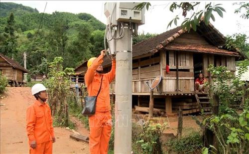 Nhân viên điện lực thường xuyên kiểm tra, bảo dưỡng hệ thống điện đảm bảo cung cấp nguồn điện ổn định, an toàn cho người dân sử dụng. Ảnh: Phước Ngọc-TTXVN Nhân viên điện lực thường xuyên kiểm tra, bảo dưỡng hệ thống điện đảm bảo cung cấp nguồn điện ổn định, an toàn cho người dân sử dụng. Ảnh: Phước Ngọc-TTXVN