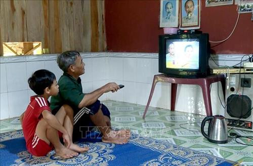 Có điện, người dân mua săm ti vi để xem. Ảnh: Phước Ngọc-TTXVN Có điện, người dân mua săm ti vi để xem. Ảnh: Phước Ngọc-TTXVN