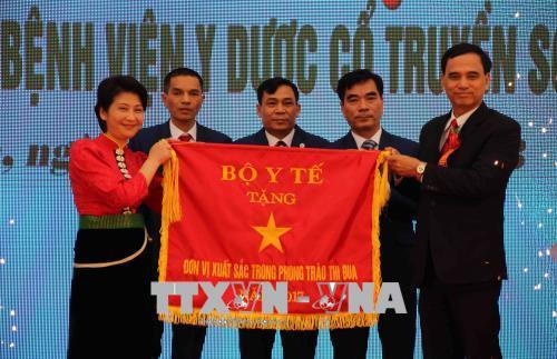 Đại diện Bộ Y tế trao Cờ thi đua “Đơn vị xuất sắc trong phong trào thi đua năm 2017” cho đại diện Lãnh đạo Bệnh viên Y dược cổ truyền tỉnh Sơn La. Ảnh: Diệp Anh – TTXVN