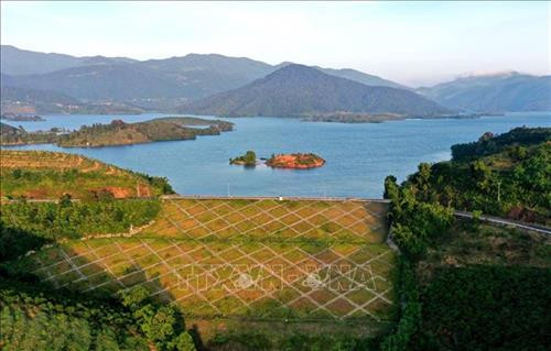 Một góc hồ thuỷ điện Hàm Thuận. Ảnh: Ngọc Hà - TTXVN Một góc hồ thuỷ điện Hàm Thuận. Ảnh: Ngọc Hà - TTXVN