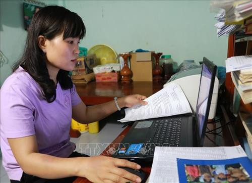 Cô giáo Triệu Thị Nhập soạn giáo án tại nhà. Ảnh: K GỬIH –TTXVN Cô giáo Triệu Thị Nhập soạn giáo án tại nhà. Ảnh: K GỬIH –TTXVN