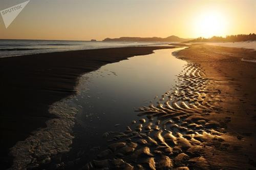 Bờ biển trên đảo Kunashir lúc hoàng hôn.