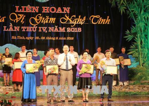 Ông Lê Minh Thông, Phó Chủ tịch UBND tỉnh Nghệ An trao bằng khen cho 4 câu lạc bộ đạt giải Nhì. Ảnh: Hoàng Ngà - TTXVN