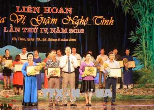 Ông Lê Minh Thông, Phó Chủ tịch UBND tỉnh Nghệ An trao bằng khen cho 4 câu lạc bộ đạt giải Nhì. Ảnh: Hoàng Ngà - TTXVN