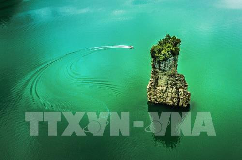 Vẻ đẹp mang tính biểu tượng của du lịch Na Hang của hòn núi “ Cọc Vài Phạ” nằm giữa hồ phía thượng nguồn hồ Na Hang trên địa phận huyện Lâm Bình. Trong tiếng của dân tộc Tày thì “ Cọc Vài Phạ” nghĩa là Cọc buộc Trâu trời gắn liền với truyền thuyết về chàng Tài Ngao khổng lồ xưa kia của đại ngàn. Ảnh: Trọng Đạt – TTXVN Vẻ đẹp mang tính biểu tượng của du lịch Na Hang của hòn núi “ Cọc Vài Phạ” nằm giữa hồ phía thượng nguồn hồ Na Hang trên địa phận huyện Lâm Bình. Trong tiếng của dân tộc Tày thì “ Cọc Vài Phạ” nghĩa là Cọc buộc Trâu trời gắn liền với truyền thuyết về chàng Tài Ngao khổng lồ xưa kia của đại ngàn. Ảnh: Trọng Đạt – TTXVN