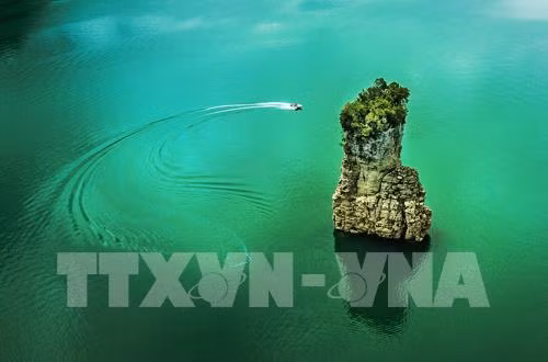 Vẻ đẹp mang tính biểu tượng của du lịch Na Hang của hòn núi “ Cọc Vài Phạ” nằm giữa hồ phía thượng nguồn hồ Na Hang trên địa phận huyện Lâm Bình. Trong tiếng của dân tộc Tày thì “ Cọc Vài Phạ” nghĩa là Cọc buộc Trâu trời gắn liền với truyền thuyết về chàng Tài Ngao khổng lồ xưa kia của đại ngàn. Ảnh: Trọng Đạt – TTXVN