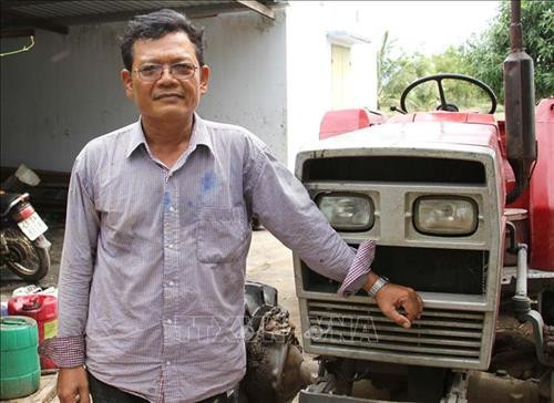 Ông Đạo Thanh Thích bên chiếc máy cày chuẩn bị đi làm đất cho người dân. Ảnh: Công Thử - TTXVN Ông Đạo Thanh Thích bên chiếc máy cày chuẩn bị đi làm đất cho người dân. Ảnh: Công Thử - TTXVN