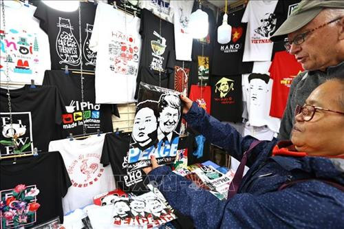Du khách chọn mua áo có in hình Tổng thống Mỹ Donald Trump và Chủ tịch Triều Tiên Kim Jong-un tại một cửa hàng trên phố Hàng Bông. Ảnh: Quang Hải - TTXVN Một du khách nước ngoài đến tìm mua áo có in hình Tổng thống Mỹ Donald Trump và Chủ tịch Triều Tiên Kim Jong-un tại một cửa hàng trên phố Hàng Bông. Ảnh: Quang Hải - TTXVN Nhiều khách chụp ảnh lưu làm kỷ niệm. Ảnh: Minh Quyết – TTXVN Những ngày này cơ sở in áo của anh Trương Thanh Đức trên phố Hàng Bông in hơn 300 áo mỗi ngày. Ảnh: Minh Quyết – TTXVN Những ngày này cơ sở in áo của anh Trương Thanh Đức trên phố Hàng Bông in hơn 300 áo mỗi ngày. Ảnh: Minh Quyết – TTXVN Khách du lịch chọn mua áo phông in hình Tổng thống Donald Trump và Chủ tịch Kim Jong-un trên phố Hàng Bông (Hà Nội) làm kỷ niệm. Ảnh: Minh Quyết – TTXVN Nhiều du khách quốc tế thích thú với mặt hàng áo phông in hình Tổng thống Donald Trump và Chủ tịch Kim Jong-un trên phố Hàng Bông (Hà Nội). Ảnh: Minh Quyết – TTXVN Chủ cửa hàng áo phông in hình Tổng thống Donald Trump và Chủ tịch Kim Jong-un trên phố Hàng Bông (Hà Nội) trả lời phỏng vấn phóng viên báo chí quốc tế. Ảnh: Minh Quyết – TTXVN Áo phông in hình Tổng thống Donald Trump và Chủ tịch Kim Jong-un trên phố Hàng Bông (Hà Nội) đang là mặt hàng bán rất chạy. Ảnh: Minh Quyết – TTXVN Đông đảo khách du lịch quốc tế đến mua áo phông in hình Tổng thống Donald Trump và Chủ tịch Kim Jong-un trên phố Hàng Bông (Hà Nội). Ảnh: Minh Quyết – TTXVN Khách du lịch mua cờ các nước trên phố Hàng Bông (Hà Nội). Ảnh: Minh Quyết – TTXVN Du khách chọn mua áo có in hình Tổng thống Mỹ Donald Trump và Chủ tịch Triều Tiên Kim Jong-un tại một cửa hàng trên phố Hàng Bông. Ảnh: Quang Hải - TTXVN Một du khách nước ngoài đến tìm mua áo có in hình Tổng thống Mỹ Donald Trump và Chủ tịch Triều Tiên Kim Jong-un tại một cửa hàng trên phố Hàng Bông. Ảnh: Quang Hải - TTXVN Nhiều khách chụp ảnh lưu làm kỷ niệm. Ảnh: Minh Quyết – TTXVN Những ngày này cơ sở in áo của anh Trương Thanh Đức trên phố Hàng Bông in hơn 300 áo mỗi ngày. Ảnh: Minh Quyết – TTXVN Những ngày này cơ sở in áo của anh Trương Thanh Đức trên phố Hàng Bông in hơn 300 áo mỗi ngày. Ảnh: Minh Quyết – TTXVN Khách du lịch chọn mua áo phông in hình Tổng thống Donald Trump và Chủ tịch Kim Jong-un trên phố Hàng Bông (Hà Nội) làm kỷ niệm. Ảnh: Minh Quyết – TTXVN Nhiều du khách quốc tế thích thú với mặt hàng áo phông in hình Tổng thống Donald Trump và Chủ tịch Kim Jong-un trên phố Hàng Bông (Hà Nội). Ảnh: Minh Quyết – TTXVN Chủ cửa hàng áo phông in hình Tổng thống Donald Trump và Chủ tịch Kim Jong-un trên phố Hàng Bông (Hà Nội) trả lời phỏng vấn phóng viên báo chí quốc tế. Ảnh: Minh Quyết – TTXVN Áo phông in hình Tổng thống Donald Trump và Chủ tịch Kim Jong-un trên phố Hàng Bông (Hà Nội) đang là mặt hàng bán rất chạy. Ảnh: Minh Quyết – TTXVN Đông đảo khách du lịch quốc tế đến mua áo phông in hình Tổng thống Donald Trump và Chủ tịch Kim Jong-un trên phố Hàng Bông (Hà Nội). Ảnh: Minh Quyết – TTXVN Khách du lịch mua cờ các nước trên phố Hàng Bông (Hà Nội). Ảnh: Minh Quyết – TTXVN