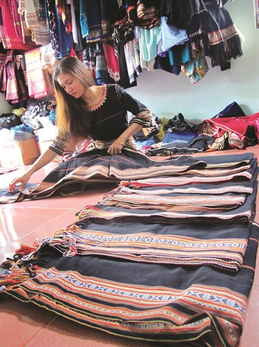 Sản phẩm thổ cẩm của người giẻ triêng vừa phục vụ nhu cầu may mặc trong gia đình, vừa bán cho khách du lịch