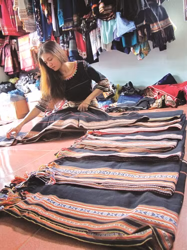 Sản phẩm thổ cẩm của người giẻ triêng vừa phục vụ nhu cầu may mặc trong gia đình, vừa bán cho khách du lịch