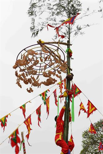 Tái hiện lại tục lệ dựng cây nêu ngày Tết. Tái hiện lại tục lệ dựng cây nêu ngày Tết. Tái hiện lại lễ dâng hương khai xuân. Du khách nước ngoài tham gia tục lệ dựng cây nêu ngày Tết. Một nghi thức trong lễ dựng cây nêu ngày tết Du khách nước ngoài tham gia tục lệ dựng cây nêu ngày Tết. Cây nêu ngày Tết Các tiết mục văn nghệ truyền thống tại chương trình. Biểu diễn các tiết mục văn nghệ truyền thống Biểu diễn các tiết mục văn nghệ truyền thống Biểu diễn các tiết mục văn nghệ truyền thống Tái hiện lại lễ dâng hương khai xuân. Tái hiện lại lễ dâng hương khai xuân. Tái hiện lại tục lệ dựng cây nêu ngày Tết. Tái hiện lại tục lệ dựng cây nêu ngày Tết. Tái hiện lại lễ dâng hương khai xuân. Du khách nước ngoài tham gia tục lệ dựng cây nêu ngày Tết. Một nghi thức trong lễ dựng cây nêu ngày tết Du khách nước ngoài tham gia tục lệ dựng cây nêu ngày Tết. Cây nêu ngày Tết Các tiết mục văn nghệ truyền thống tại chương trình. Biểu diễn các tiết mục văn nghệ truyền thống Biểu diễn các tiết mục văn nghệ truyền thống Biểu diễn các tiết mục văn nghệ truyền thống Tái hiện lại lễ dâng hương khai xuân. Tái hiện lại lễ dâng hương khai xuân.