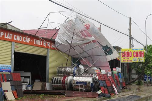 Biển quảng cáo và mái tôn của người dân bị bão giật gãy, đổ . Ảnh: Phan Quân - Công Tường/TTXVN Biển quảng cáo và mái tôn của người dân bị bão giật gãy, đổ . Ảnh: Phan Quân - Công Tường/TTXVN