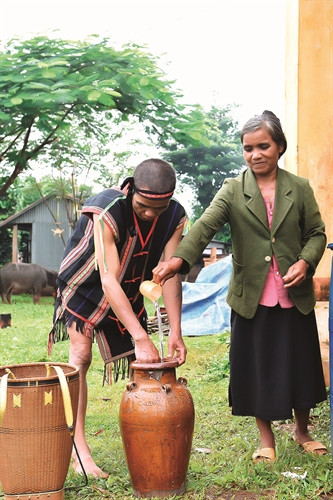 Ghè là vật dụng không thể thiếu trong đời sống của đồng bào các dân tộc Tây nguyên