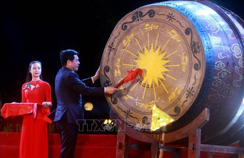 Đồng chí Nguyễn Hồng Diên, Ủy viên Trung ương Đảng, Bí thư Tỉnh ủy, Chủ tịch HĐND tỉnh Thái Bình đánh trống khai hội đền Trần năm 2019. Ảnh: Thế Duyệt – TTXVN