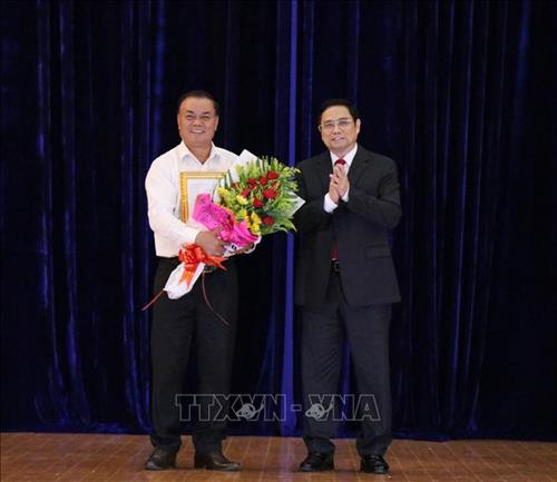 Đồng chí Phạm Minh Chính, Ủy viên Bộ Chính trị, Bí thư Trung ương Đảng, Trưởng ban Tổ chức Trung ương phát trao quyết định nghỉ hưu cho đồng chí Êban Y Phu, nguyên Bí thư Tỉnh ủy Đắk Lắk. Ảnh: Tuấn Anh – TTXVN Đồng chí Phạm Minh Chính, Ủy viên Bộ Chính trị, Bí thư Trung ương Đảng, Trưởng ban Tổ chức Trung ương phát trao quyết định nghỉ hưu cho đồng chí Êban Y Phu, nguyên Bí thư Tỉnh ủy Đắk Lắk. Ảnh: Tuấn Anh – TTXVN