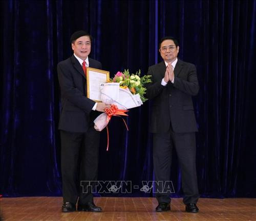 Đồng chí Phạm Minh Chính, Ủy viên Bộ Chính trị, Bí thư Trung ương Đảng, Trưởng ban Tổ chức Trung ương trao quyết định cho đồng chí Bùi Văn Cường. Ảnh: Tuấn Anh – TTXVN Đồng chí Phạm Minh Chính, Ủy viên Bộ Chính trị, Bí thư Trung ương Đảng, Trưởng ban Tổ chức Trung ương trao quyết định cho đồng chí Bùi Văn Cường. Ảnh: Tuấn Anh – TTXVN