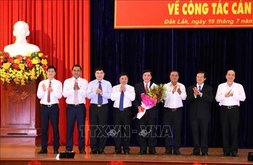 Lãnh đạo tỉnh Đắk Lắk tặng hoa chúc mừng đồng chí Bùi Văn Cường, Bí thư Tỉnh ủy Đắk Lắk. Ảnh: Tuấn Anh – TTXVN Lãnh đạo tỉnh Đắk Lắk tặng hoa chúc mừng đồng chí Bùi Văn Cường, Bí thư Tỉnh ủy Đắk Lắk. Ảnh: Tuấn Anh – TTXVN