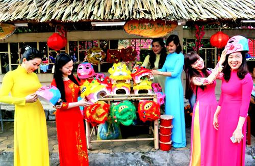 Du khách khám phá nghệ thuật làm đầu lân, ông Địa ở "Sắc xuân miệt vườn". Ảnh: baocantho.com.vn Du khách khám phá nghệ thuật làm đầu lân, ông Địa ở "Sắc xuân miệt vườn". Ảnh: baocantho.com.vn