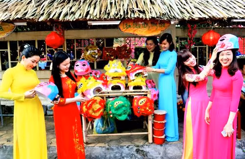 Du khách khám phá nghệ thuật làm đầu lân, ông Địa ở "Sắc xuân miệt vườn". Ảnh: baocantho.com.vn
