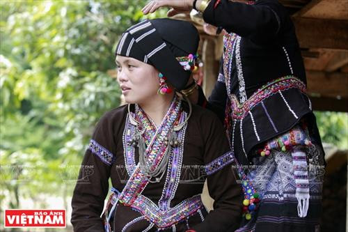 Người Lự và nét thời trang hiện đại trong trang phục truyền thống ảnh 9 Người Lự và nét thời trang hiện đại trong trang phục truyền thống ảnh 9
