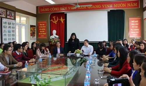 Hội đồng kỷ luật UBND quận Cầu Giấy, Hà Nội công bố các quyết định thi hành kỷ luật đối với bà Tạ Thị Bích Ngọc, Hiệu trưởng và bà Nguyễn Thị Hương, Hiệu phó Trường Tiểu học Nam Trung Yên, quận Cầu Giấy. Ảnh: TTXVN Hội đồng kỷ luật UBND quận Cầu Giấy, Hà Nội công bố các quyết định thi hành kỷ luật đối với bà Tạ Thị Bích Ngọc, Hiệu trưởng và bà Nguyễn Thị Hương, Hiệu phó Trường Tiểu học Nam Trung Yên, quận Cầu Giấy. Ảnh: TTXVN