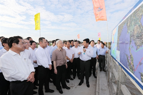 Tổng Bí thư Nguyễn Phú Trọng nghe báo cáo các phương án đầu tư Cảng nước sâu Hòn Khoai; Dự án điện gió Khai Long . Ảnh : Trí Dũng – TTXVN