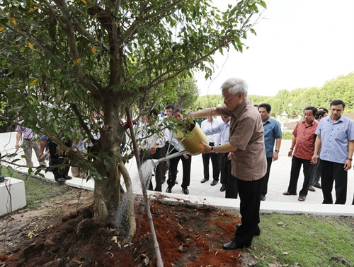 Tổng Bí thư Nguyễn Phú Trọng trồng cây tại Khu Công viên Văn hoá Mũi Cà Mau, xã Đất Mũi, huyện Ngọc Hiển. Ảnh : Trí Dũng – TTXVN