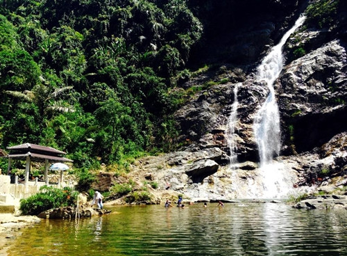 Thác Trắng trông như những dải lụa. Mùa hè thác Trắng đổ xuống tạo thành hồ nước xanh như ngọc bích. Vẻ đẹp hoang sơ tại thác Trắng . Thác Trắng trông như những dải lụa. Mùa hè thác Trắng đổ xuống tạo thành hồ nước xanh như ngọc bích. Vẻ đẹp hoang sơ tại thác Trắng .
