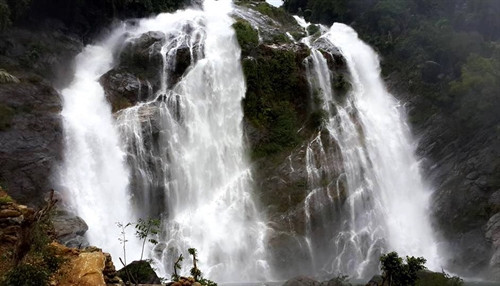 Thác Trắng trông như những dải lụa. Mùa hè thác Trắng đổ xuống tạo thành hồ nước xanh như ngọc bích. Vẻ đẹp hoang sơ tại thác Trắng . Thác Trắng trông như những dải lụa. Mùa hè thác Trắng đổ xuống tạo thành hồ nước xanh như ngọc bích. Vẻ đẹp hoang sơ tại thác Trắng .