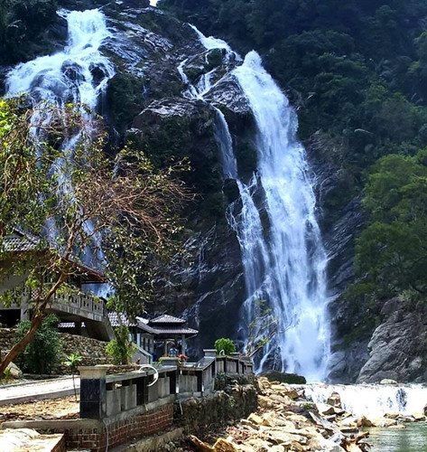 Thác Trắng trông như những dải lụa. Mùa hè thác Trắng đổ xuống tạo thành hồ nước xanh như ngọc bích. Vẻ đẹp hoang sơ tại thác Trắng . Thác Trắng trông như những dải lụa. Mùa hè thác Trắng đổ xuống tạo thành hồ nước xanh như ngọc bích. Vẻ đẹp hoang sơ tại thác Trắng .