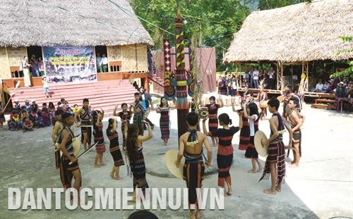 Liên hoan góp phần bảo tồn, gìn giữ các giá trị văn hóa truyền thống của người Cơ-tu, hướng tới mục tiêu phát triển du lịch cộng đồng tại địa phương. Ảnh: Quốc Dũng Tại Liên hoan, các đội đã biểu diễn, thi đấu nhiều bộ môn mang đậm bản sắc văn hóa của người Cơ-tu. Ảnh: Quốc Dũng Liên hoan góp phần bảo tồn, gìn giữ các giá trị văn hóa truyền thống của người Cơ-tu, hướng tới mục tiêu phát triển du lịch cộng đồng tại địa phương. Ảnh: Quốc Dũng Tại Liên hoan, các đội đã biểu diễn, thi đấu nhiều bộ môn mang đậm bản sắc văn hóa của người Cơ-tu. Ảnh: Quốc Dũng