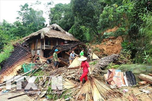 Lũ ống đã làm nhiều đất đá sạt lở vào ngôi nhà của ông Hoàng Văn Trọng ở xóm 2, thôn Bản Rịa, xã Bản Rịa, huyện Quang Bình. Ảnh: Mộc Lan - TTXVN