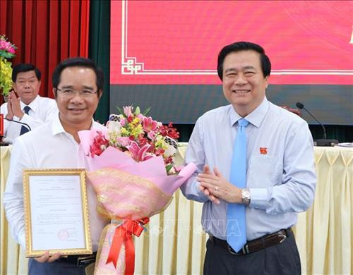 Đồng chí Phạm Văn Rạnh trao quyết định chuẩn y cho đồng chí Nguyễn Văn Được. Ảnh: Trần Thanh Bình - TTXVN