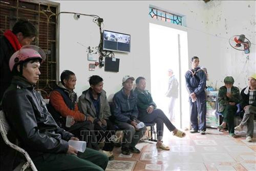 Đều đặn vào sáng hằng ngày, anh Dì A San (đội mũ bảo hiểm) ở bản Hợp II, xã biên giới Dào San đều đến cơ sở điều trị cai nghiện bằng Methadone thuộc Đơn nguyên điều trị nội trú Dào San để uống thuốc cai nghiện. Ảnh: Công Tuyên - TTXVN Đều đặn vào sáng hằng ngày, anh Dì A San (đội mũ bảo hiểm) ở bản Hợp II, xã biên giới Dào San đều đến cơ sở điều trị cai nghiện bằng Methadone thuộc Đơn nguyên điều trị nội trú Dào San để uống thuốc cai nghiện. Ảnh: Công Tuyên - TTXVN