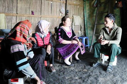 Cán bộ y tế thuộc Đơn nguyên điều trị nội trú Dào San thường xuyên đến nhà anh Dì A San để tuyên truyền, vận động anh đến uống thuốc Methadone đúng thời gian quy định. Ảnh: Công Tuyên - TTXVN Cán bộ y tế thuộc Đơn nguyên điều trị nội trú Dào San thường xuyên đến nhà anh Dì A San để tuyên truyền, vận động anh đến uống thuốc Methadone đúng thời gian quy định. Ảnh: Công Tuyên - TTXVN