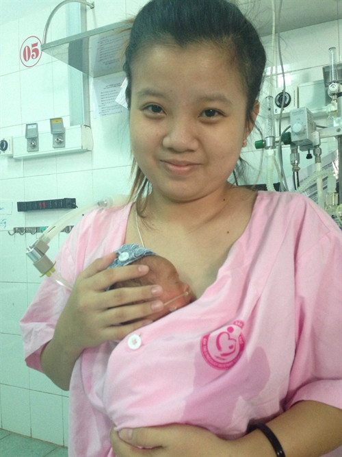 Chị N.T. N. (sinh năm 1996, ngụ tại xã Thạnh Phú, huyện Cờ Đỏ, Cần Thơ) chăm sóc con sau khi được các bác sĩ cứu sống. Ảnh: Thanh Sang - TTXVN Chị N.T. N. (sinh năm 1996, ngụ tại xã Thạnh Phú, huyện Cờ Đỏ, Cần Thơ) chăm sóc con sau khi được các bác sĩ cứu sống. Ảnh: Thanh Sang - TTXVN