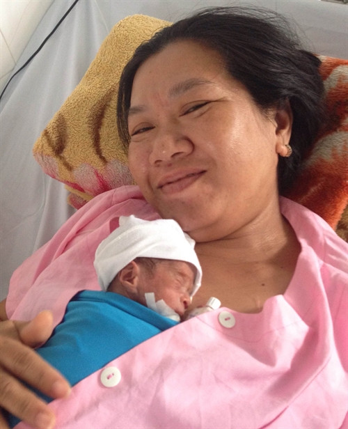 Chị N.T. N. (sinh năm 1996, ngụ tại xã Thạnh Phú, huyện Cờ Đỏ, Cần Thơ) chăm sóc con sau khi được các bác sĩ cứu sống. Ảnh: Thanh Sang - TTXVN Chị N.T. N. (sinh năm 1996, ngụ tại xã Thạnh Phú, huyện Cờ Đỏ, Cần Thơ) chăm sóc con sau khi được các bác sĩ cứu sống. Ảnh: Thanh Sang - TTXVN