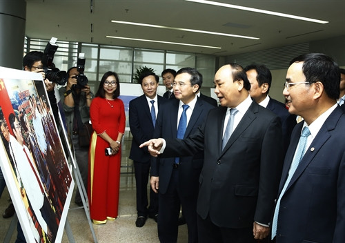 Thủ tướng Nguyễn Xuân Phúc thăm khu triển lãm ảnh về ngành điện. Ảnh:Thống Nhất-TTXVN