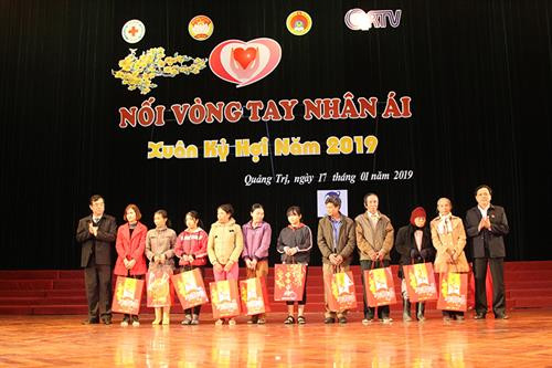 Chủ tịch UBND tỉnh Nguyễn Đức Chính và Trưởng Đoàn ĐBQH tỉnh Hoàng Đức Thắng trao quà cho các hoàn cảnh khó khăn. Ảnh: baoquangtri.vn Chủ tịch UBND tỉnh Nguyễn Đức Chính và Trưởng Đoàn ĐBQH tỉnh Hoàng Đức Thắng trao quà cho các hoàn cảnh khó khăn. Ảnh: baoquangtri.vn