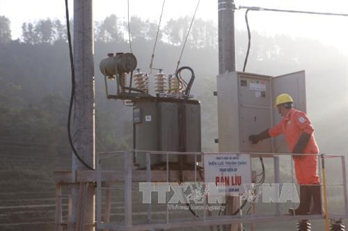 Cán bộ Công ty điện lực Sơn La kiểm tra trạm biến áp trước khi đóng điện. Ảnh: Lê Hữu Quyết - TTXVN