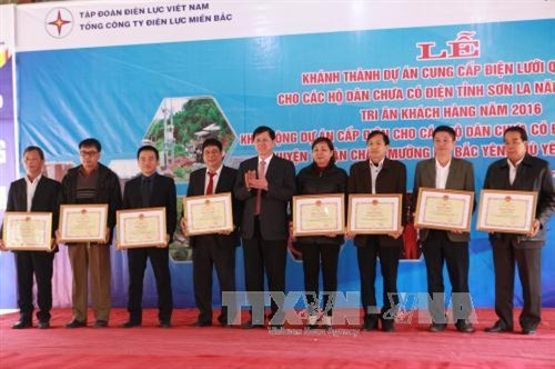 Chủ tịch UBND tỉnh Sơn La Cầm Ngọc Minh tặng bằng khen cho các tập thể, cá nhân có thành tích xuất sắc trong dự án. Ảnh: Lê Hữu Quyết - TTXVN